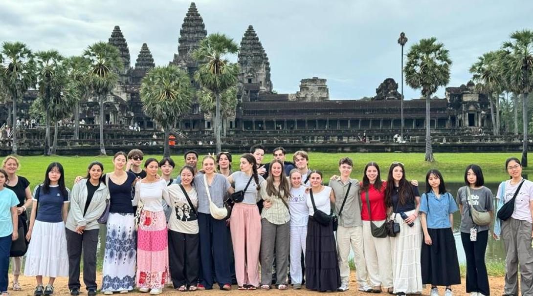 カンボジアの世界遺産アンコールワットを訪れたビジネス開発の高校生ボランティアたち
